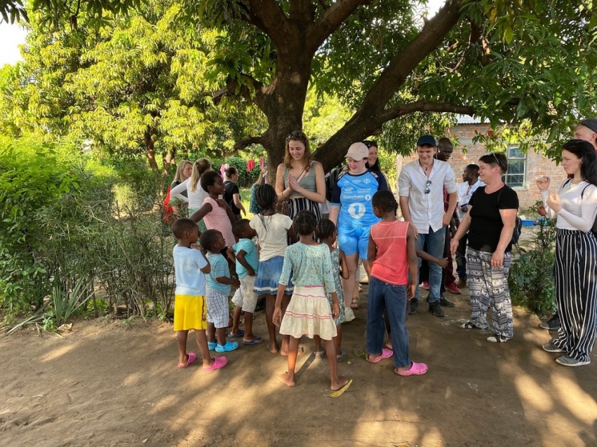 Elever fra Atlanten videregående besøkte sammen med skoler fra andre steder i landet Livingstone i Zambia. Her er de på besøk i landsbyen og i lek med lokale barn